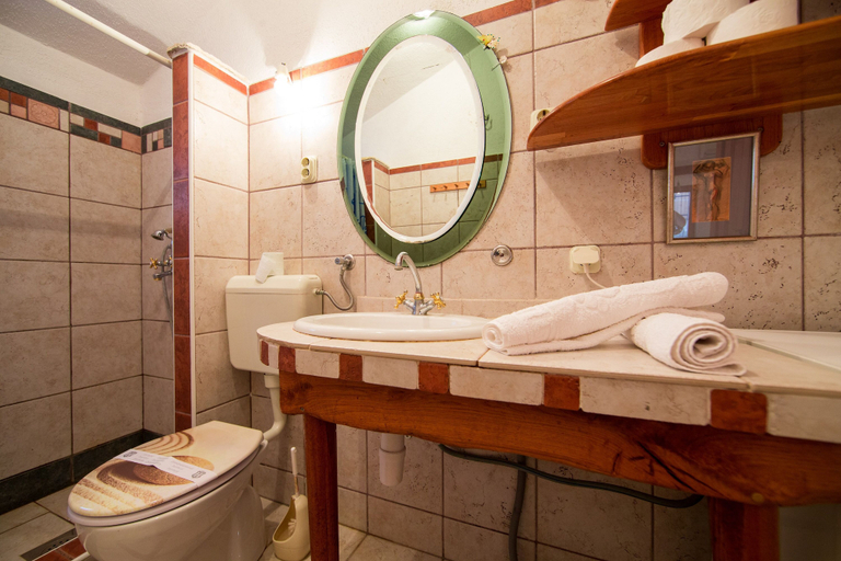Bathroom 3, Victorious VIScovery Yellow, Vis