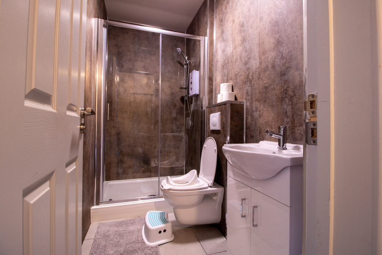 Bathroom 3, Impeccable 1-bed Apartment in Sunderland, Sunderland
