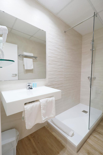 Bathroom 5, Martinez Apartments, Baleares