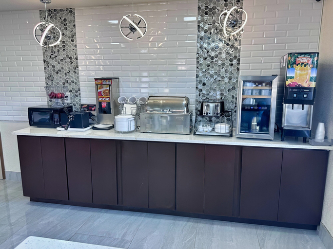 Food & Drinks 5, Super 8 by Wyndham Prattville Montgomery, Autauga