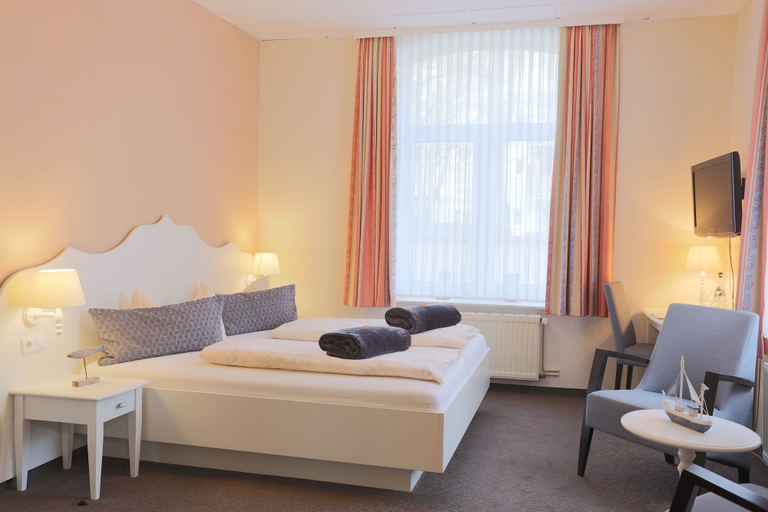 Bedroom 4, Hotel Strandvilla Janine, Leer