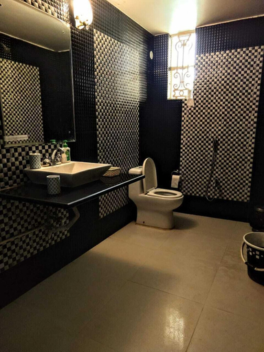 Bathroom 3, The Garden Bungalow, Birbhum