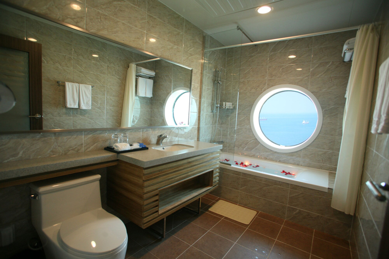 Bathroom 3, Hyunjin Tourist Hotel, Donghae