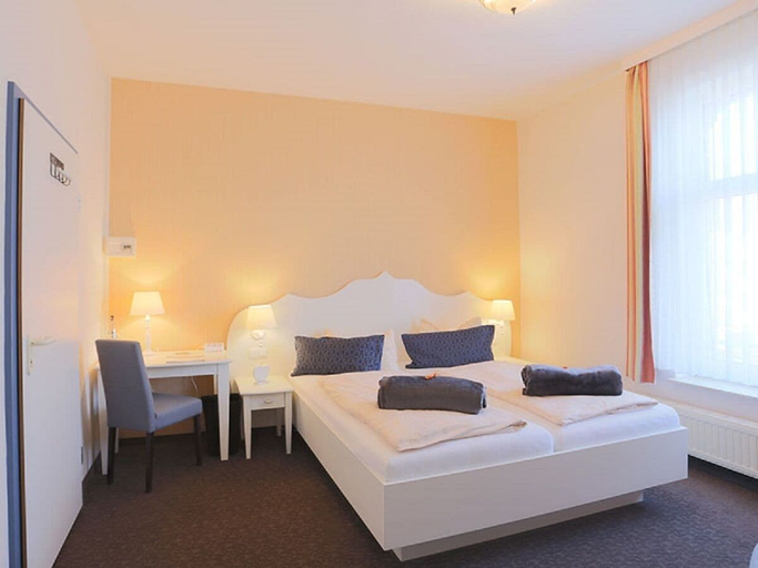 Bedroom 3, Hotel Strandvilla Janine, Leer