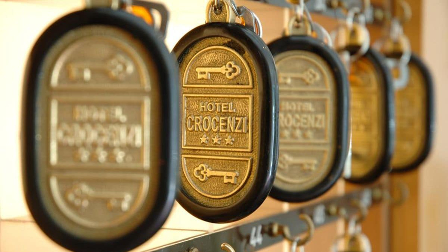 Others 4, Hotel Crocenzi