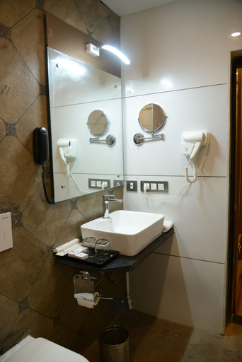 Bathroom 5, Lords Inn Jamnagar, Jamnagar