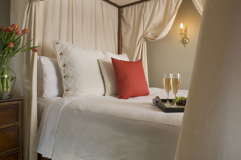 Bedroom 2, Fife And Drum Inn, Williamsburg