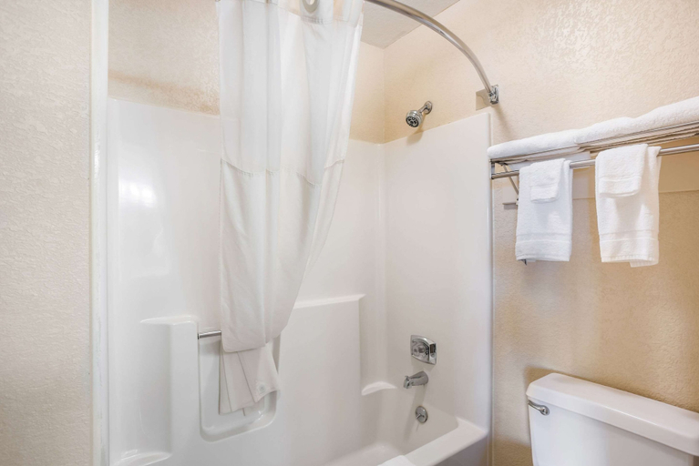 Bathroom 4, Quality Inn Cedar Rapids South, Linn