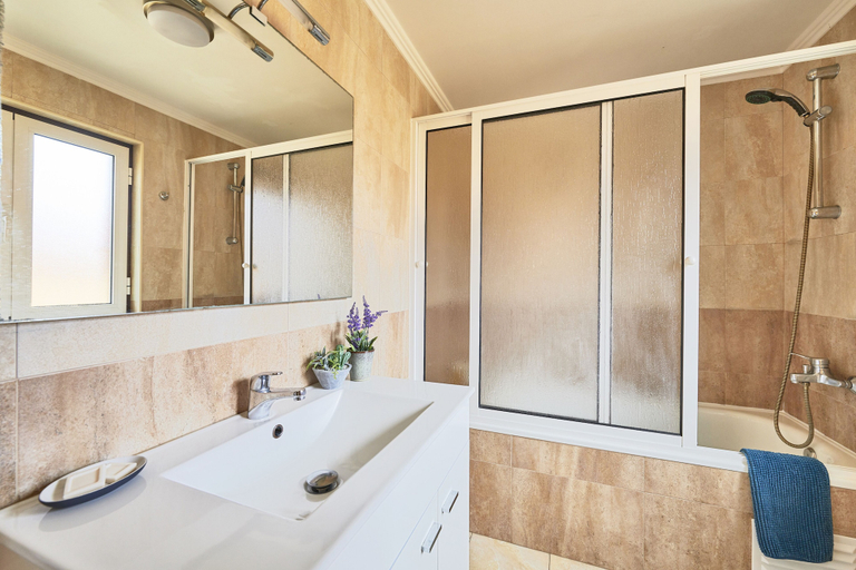 Bathroom 5, Renovated and Spacious Duplex Apartment With Patio, By TimeCooler, Lisbon