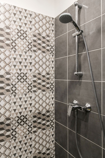 Bathroom 4, Rakoczi 6 Apartment, Budapesti