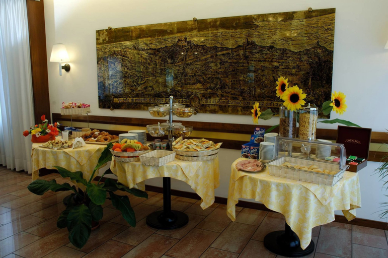 Food & Drinks 3, Hotel Crocenzi
