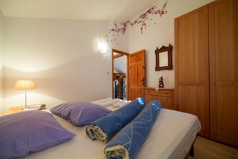 Bedroom 2, Victorious VIScovery Yellow, Vis