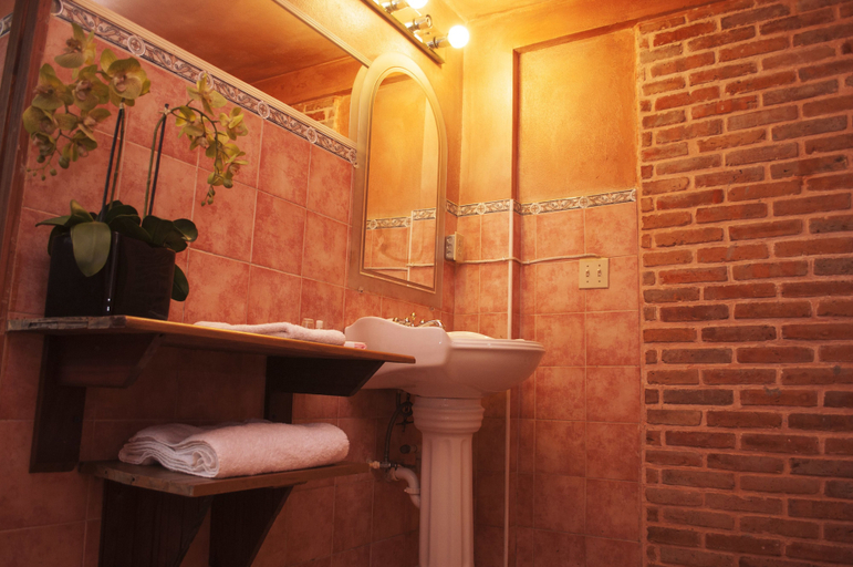 Bathroom 4, B & B Comfy Inn, Port-au-Prince