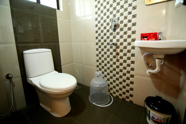 Bathroom 4, Pine Tree Munnar, Idukki