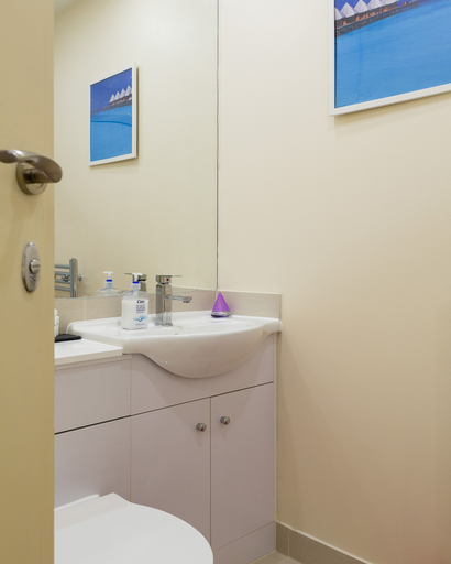 Bathroom 2, Spacious 2-bedroom Apartment in Mayfair, London
