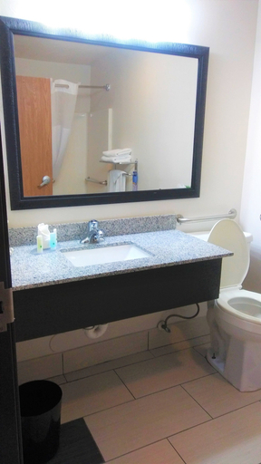 Bathroom 4, Quality Suites Tulsa I-44, Tulsa