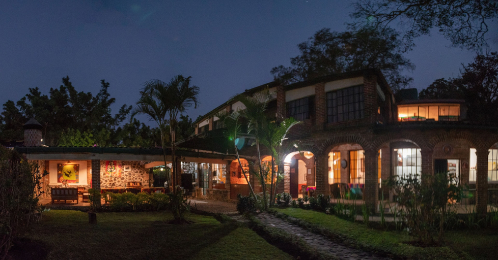 Exterior & Views