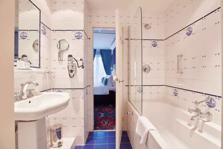 Bathroom 4, Carlton Ambassador Hotel, The Hague