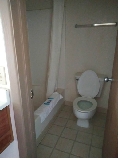 Bathroom 3, Plaza inn Lordsburg, Hidalgo
