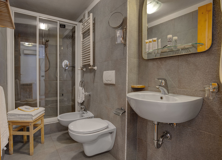 Bathroom 5, IH Hotels Courmayeur Mont Blanc Resort, Aosta