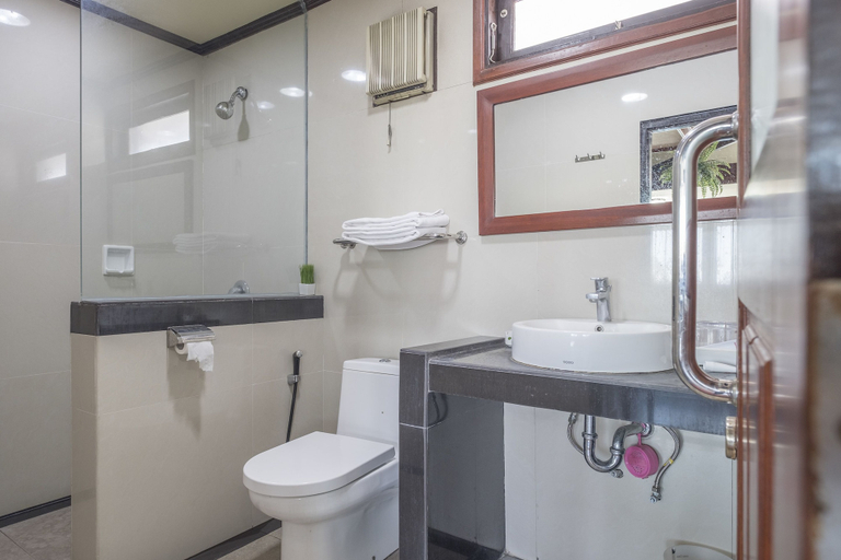 Bathroom 4, OYO 1090 Hotel Anging Mammiri Makassar, Makassar