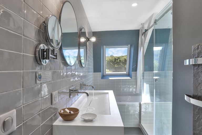 Bathroom 5, Le Pont de l'Ouysse, Lot