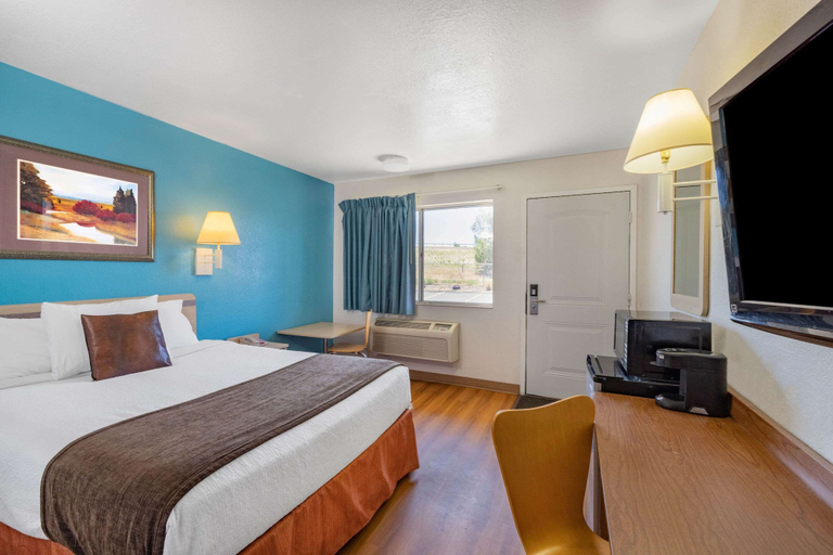Bedroom 3, Travelodge by Wyndham Miles City, Custer