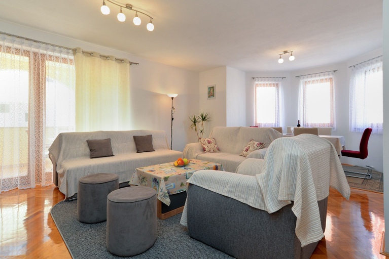 Others 4, Apartment 1807, Pula