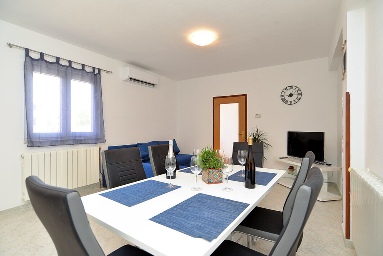 Others 4, Apartment 1938, Vodnjan