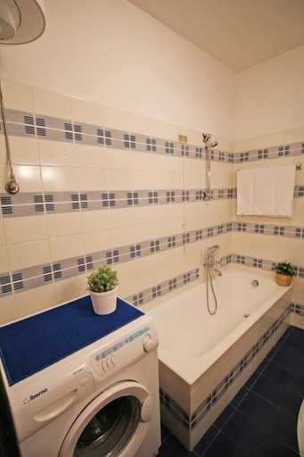 Bathroom 3, Bilocale de l'amour, Brescia