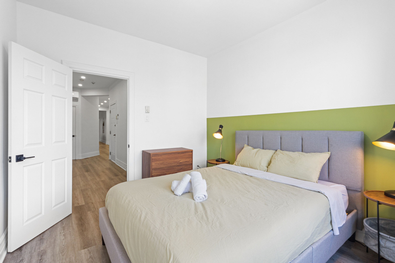 SPACIOUS RENOVATED APARTMENT SLEEPS 12, Montréal