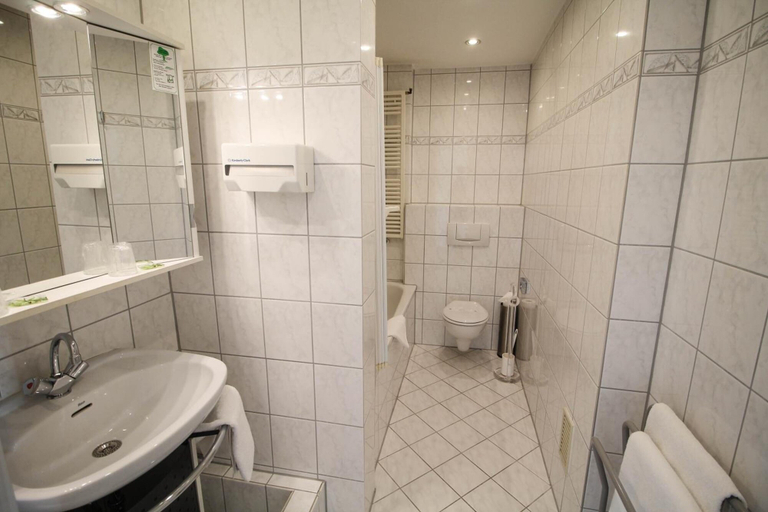 Bathroom 4, Hotel Am Zoo, Frankfurt am Main