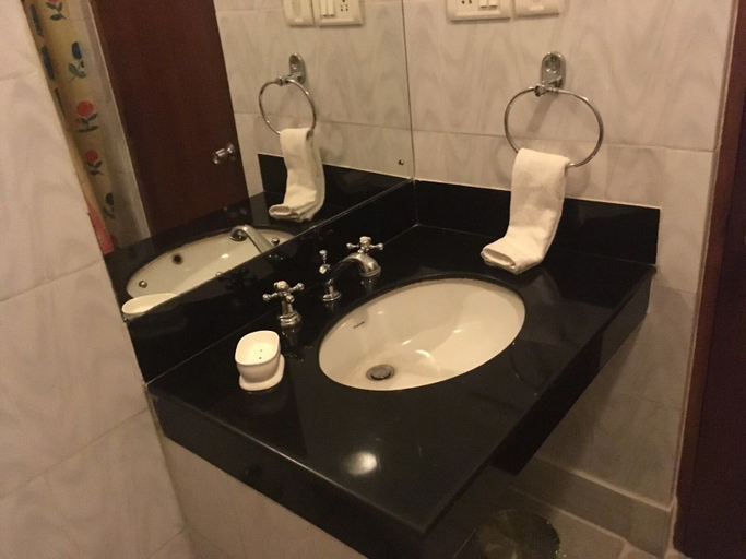 Bathroom, Tashi Namgay Grand, Phuentsholing