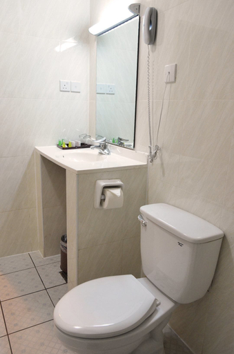 Bathroom 4, Mensvic Grand Hotel, Accra