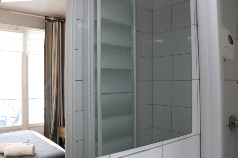 Bathroom 3, Le Transat Bleu, Nord