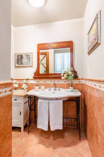 Bathroom 5, The Garden Along the Stream, Lucca