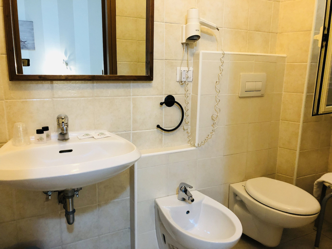 Bathroom 5, Hotel La Rosetta, Latina