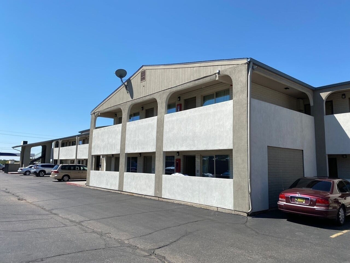 Exterior & Views, Desert Sands Inn & Suites, Bernalillo