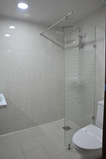Bathroom 4, Palace Tourist Hotel, Buk