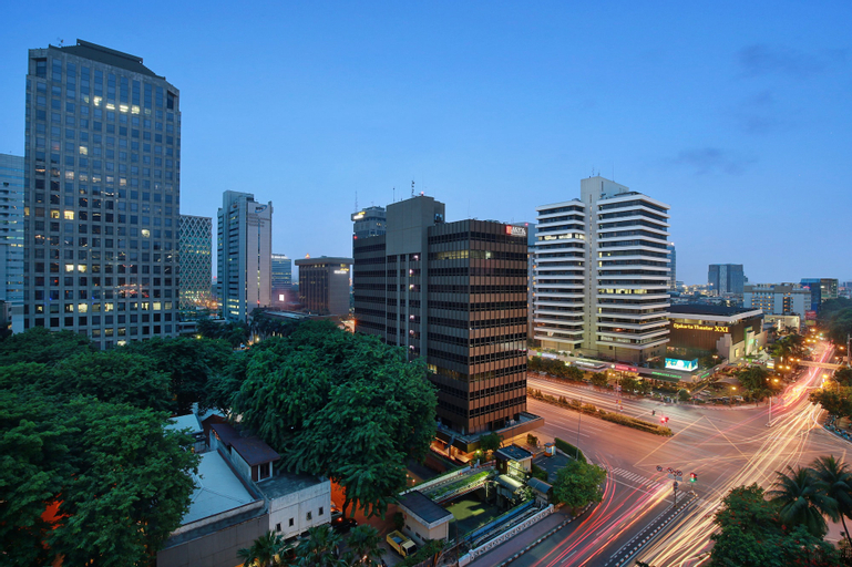 Exterior & Views 12