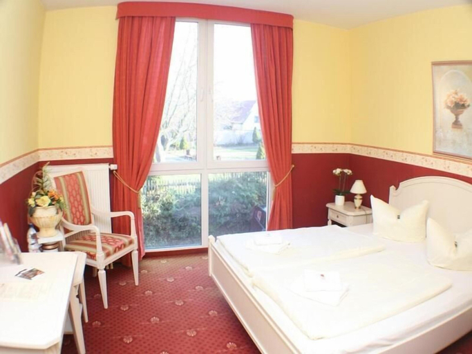 Bedroom 2, Kurpark Hotel, Saalekreis