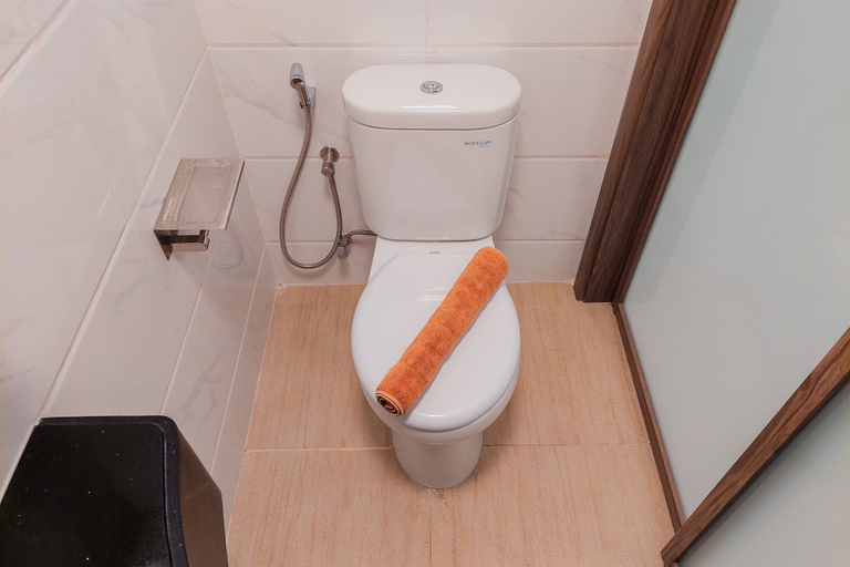 Bathroom 5, Cozy Stay and Simply Studio at Sky House BSD Apartment By Travelio, Tangerang Selatan
