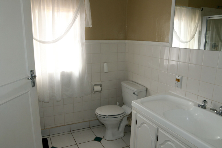 Bathroom 4, Sterkfontein Heritage Lodge, West Rand