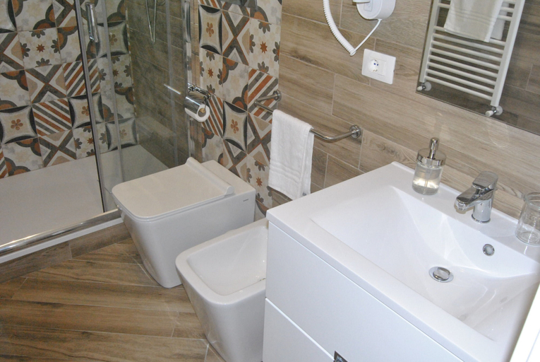 Bathroom 3, Agrigento Centre - 1-bed Apartment - Sleeps 4, Agrigento