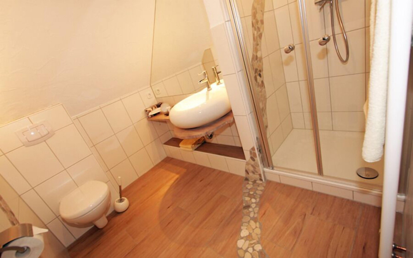 Bathroom 4, Hotel & Restaurant Lindenhof, Siegen-Wittgenstein