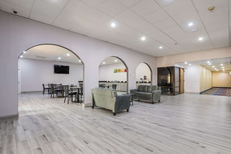 Others 5, Quality Inn Grayville, White