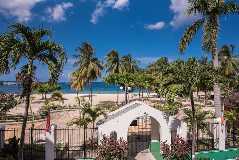 Exterior & Views, Sandcastles Bed & Breakfast Hotel