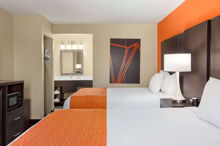Bedroom 4, Howard Johnson by Wyndham Pigeon Forge, Sevier