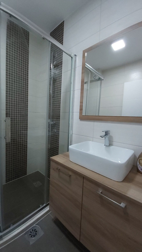 Bathroom 2, OzApartments, Herzegovina-Neretva