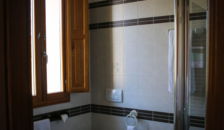 Bathroom 4, Hotel Il Crinale, Bologna
